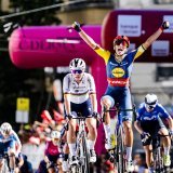 Elisa Balsamo lève les bras au ciel après avoir gagné la 1re étape du TdR Féminin KEYSTONE/JEAN-CHRISTOPHE BOTT